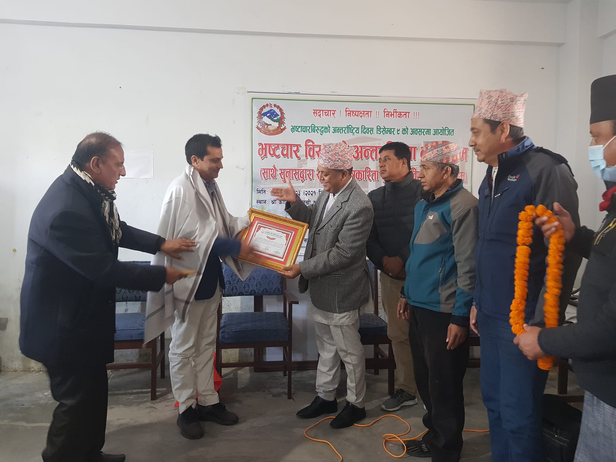 ढोरपाटन ब्यूरो प्रमुख मिश्रलाई सुशासन पत्रकारिता पुरस्कार