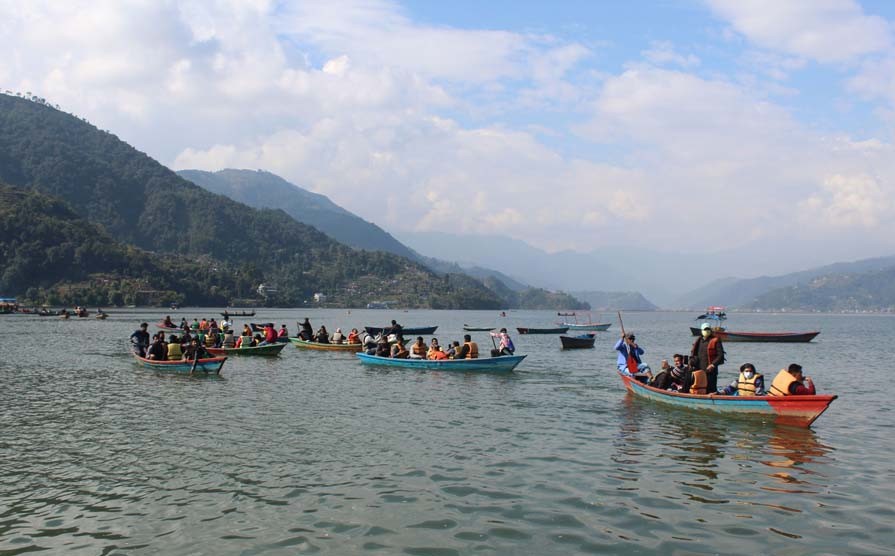 पोखरा फेवातालमा आन्तरिक पर्यटकको घुइँचो