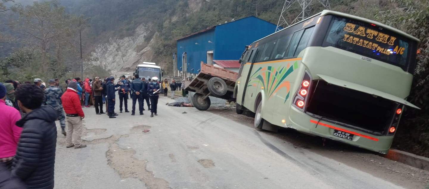बसले ट्याक्टरलाई ठक्कर दिँदा एकको मृत्यु
