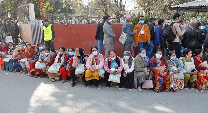 मतपत्र सकिएपछि मतदानको समय राती ९ बजेसम्म थपियो