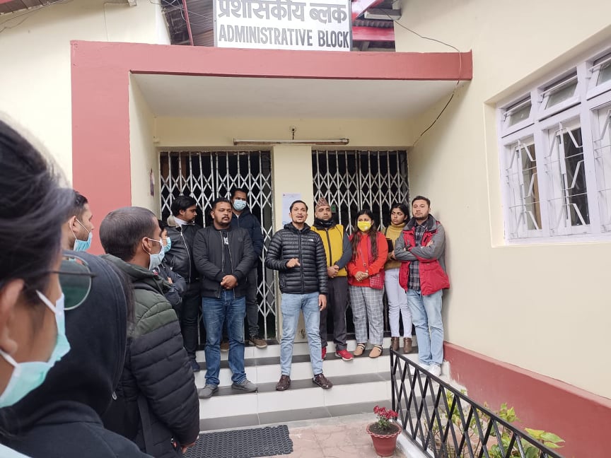 शुल्क बढी लिएपछि पोखराको मणिपाल कलेजमा अखिलको ताला