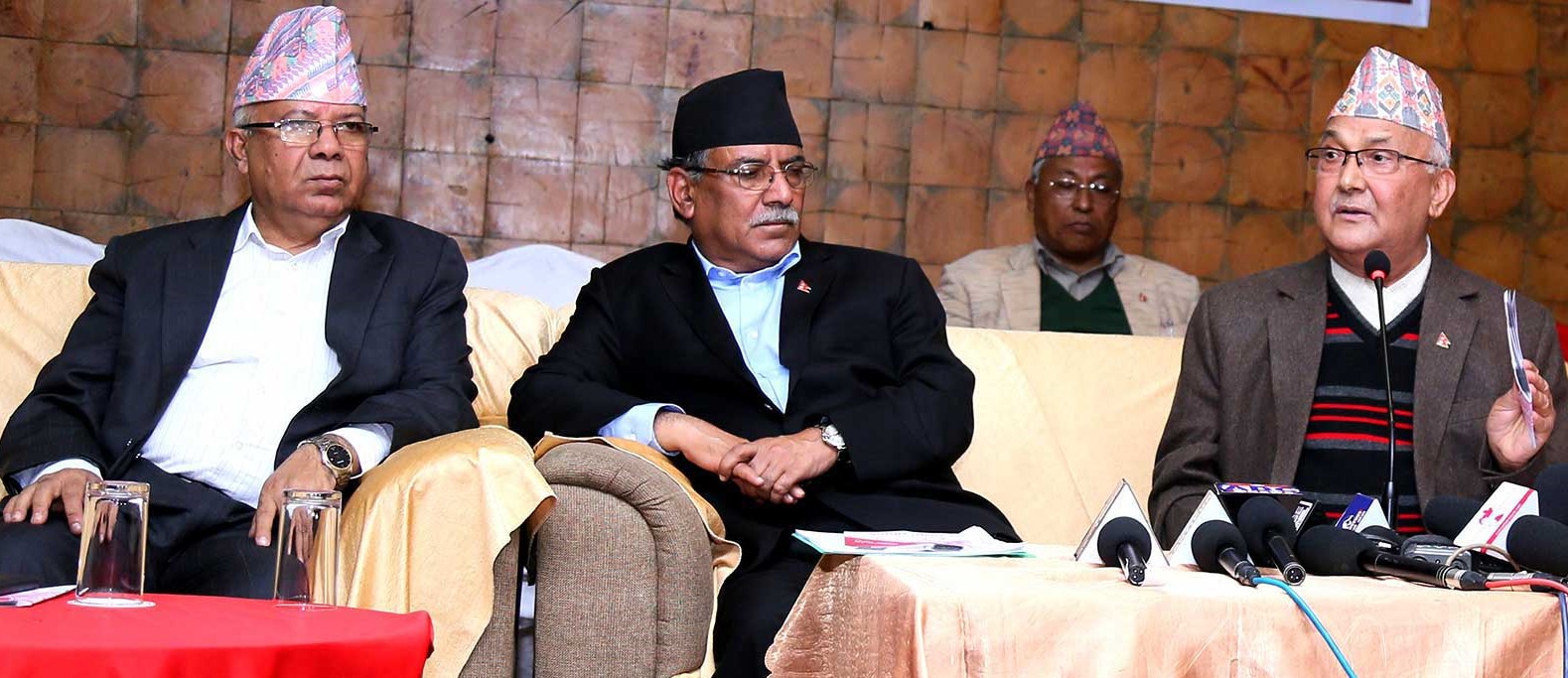 कांग्रेस महाधिवेशन: प्रचण्ड, नेपाल र ओली एउटै मञ्चमा संगै !