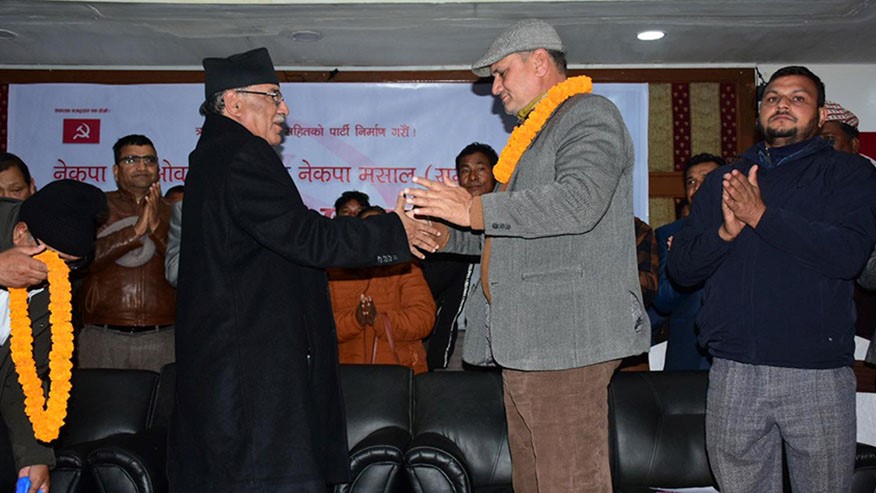 ओलीमाथि प्रचण्डको कटाक्ष: ‘बालुवाटारबाट बालकोट, ६ वटा प्रदेशबाट चट’