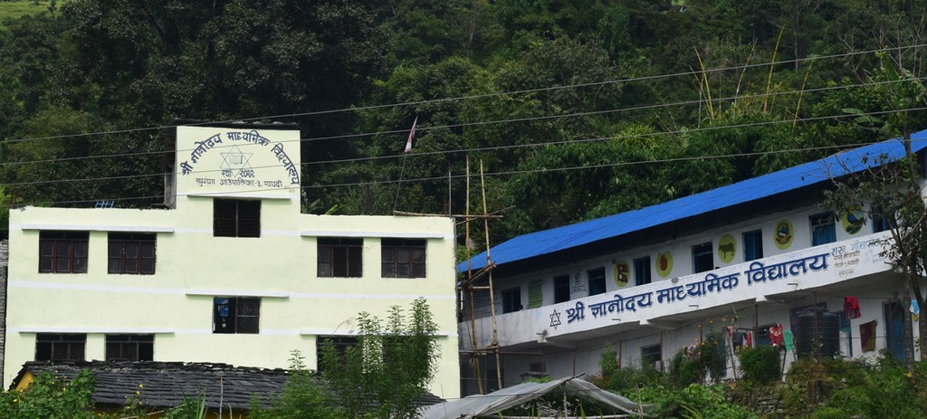 म्याग्दीको एउटै स्कुलका १२ शिक्षक र विद्यार्थीमा कोरोना पुष्टी
