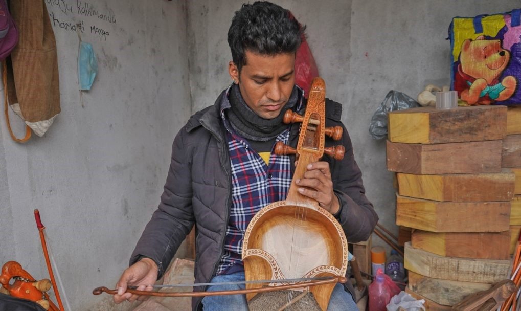 बागलुङका गोपाल गायकः गाइने दाइको सारंगीको इतिहास खोज्दै, भविष्य बनाउँदै