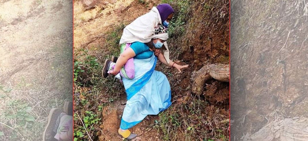 वृद्धालाई खोप लगाउन स्वयंसेविकाले बोकेर लगिन स्वास्थ्य चौकी