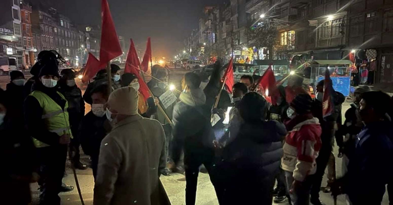 अखिलले गर्यो टर्च बालेर सरकारको विरोध