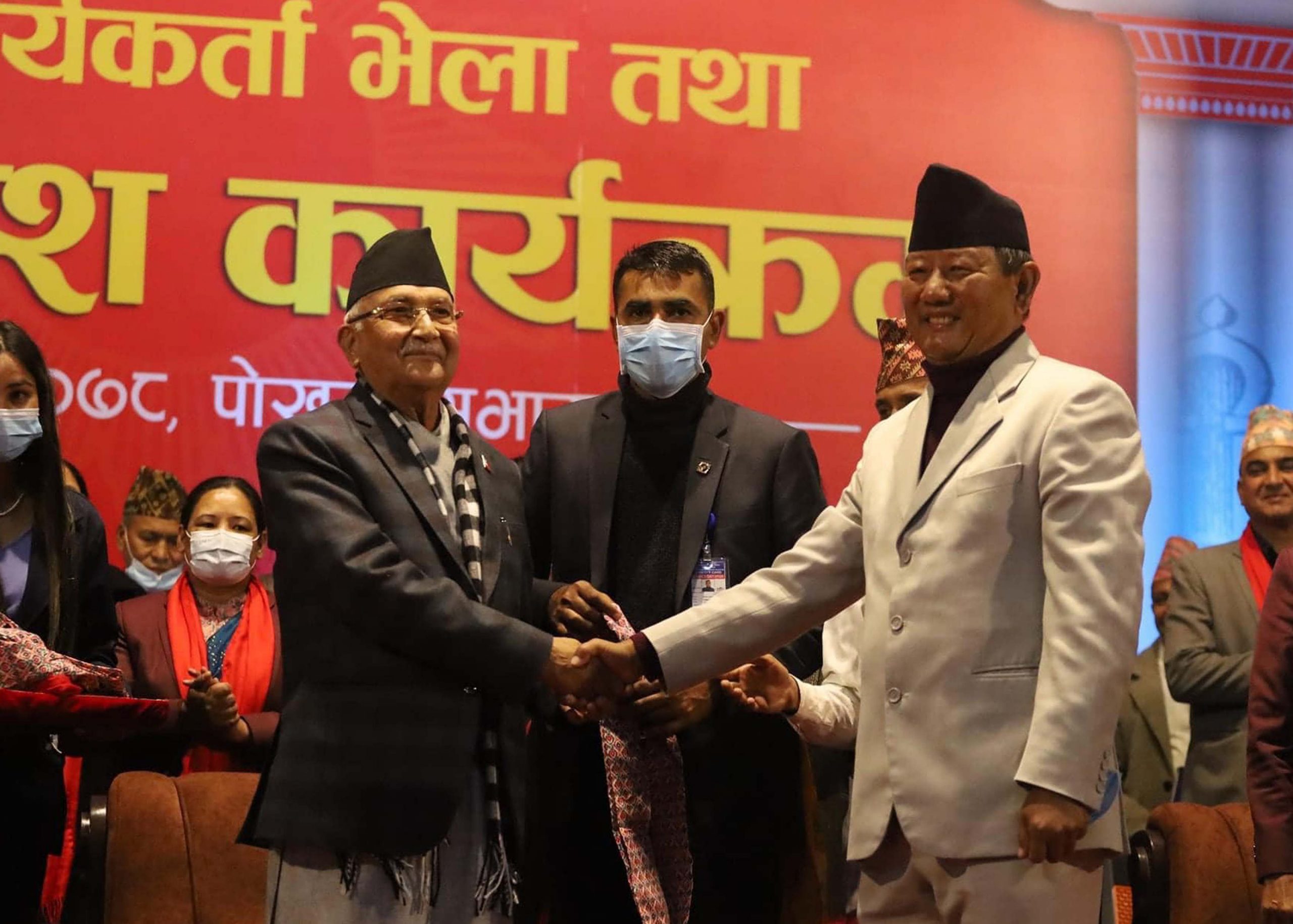 एमाले प्रवेश गर्दै समाजवादीका गुरुङले भने, ‘नेता भनेकै केपी ओली’