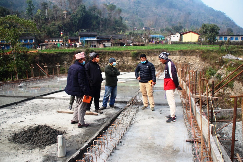 म्याग्दी नदीमाथि निर्माणधिन मोटरेवल पुलको ढलान लच्कियो