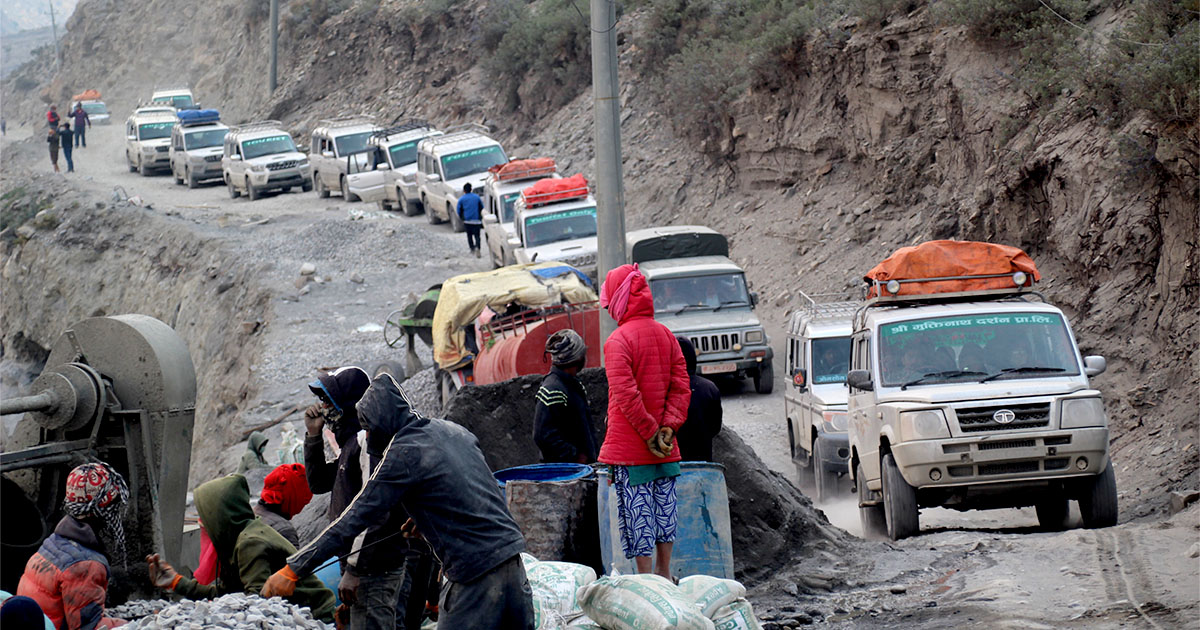ठेकेदारको ढिलासुस्तीले राष्ट्रिय गौरवको कोरला सडक अलपत्र