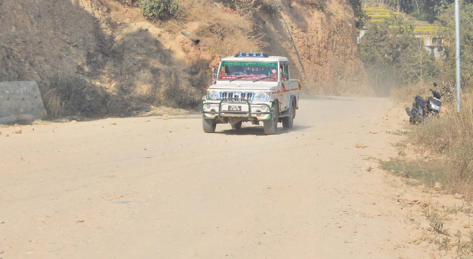 मध्यपहाडी लोकमार्ग: २४ वर्षदेखि धुले बाटोले सास्ती