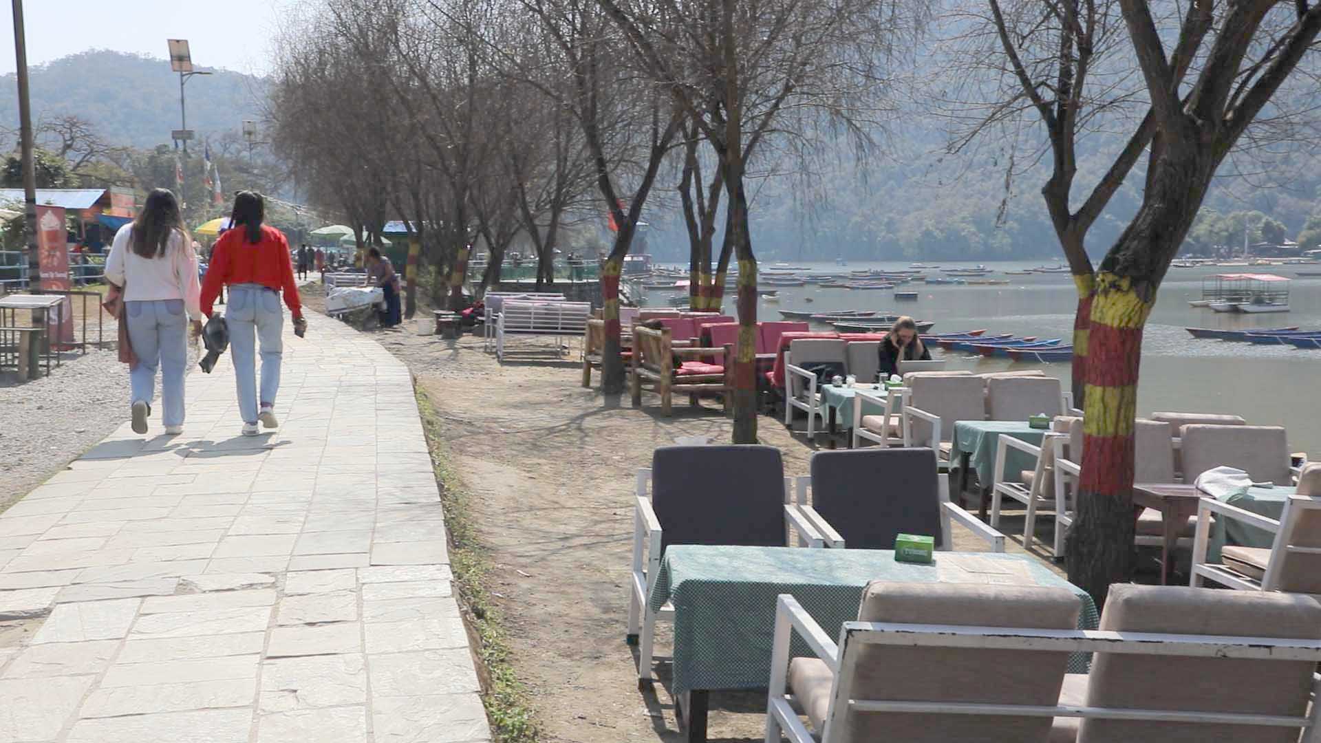 अतिक्रमणमा फेवा किनाराको पैदल मार्ग
