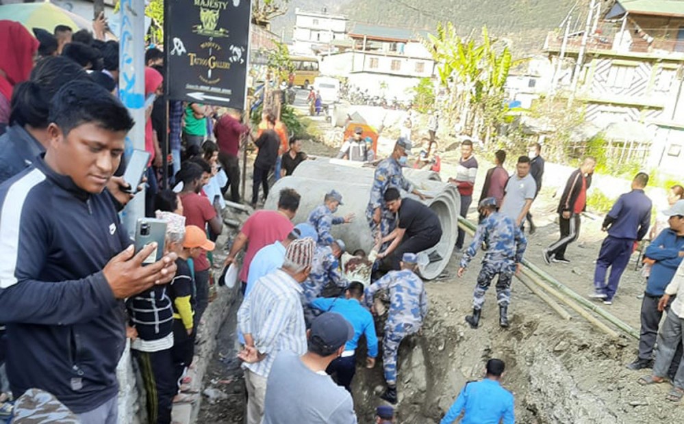 नाली बनाउँदा माटोले पुरिएर कामदारको मृत्यु