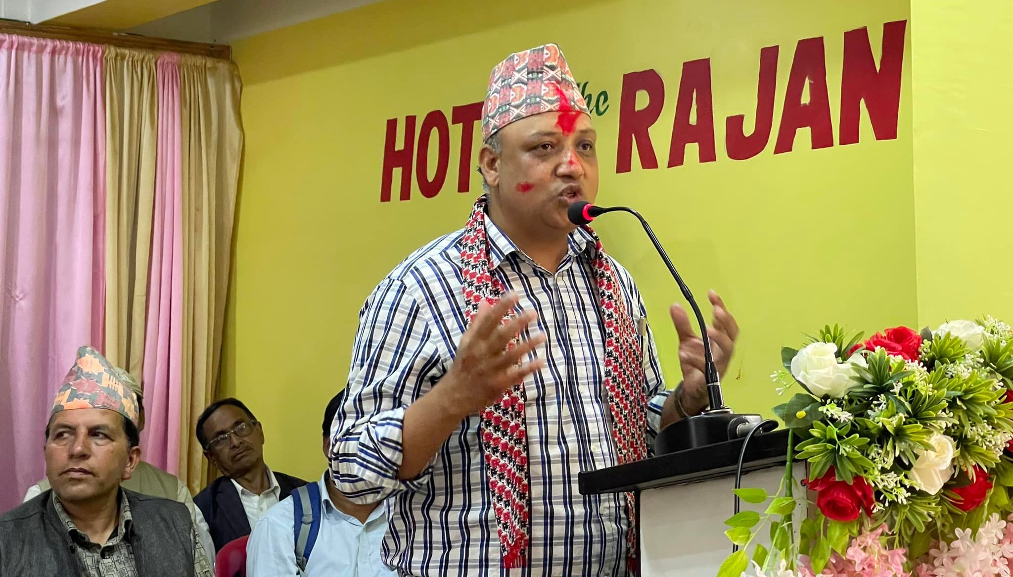 माओवादी बागलुङ नगर अध्यक्ष केसी र काठेखोला उपाध्यक्ष खड्का एमालेमा