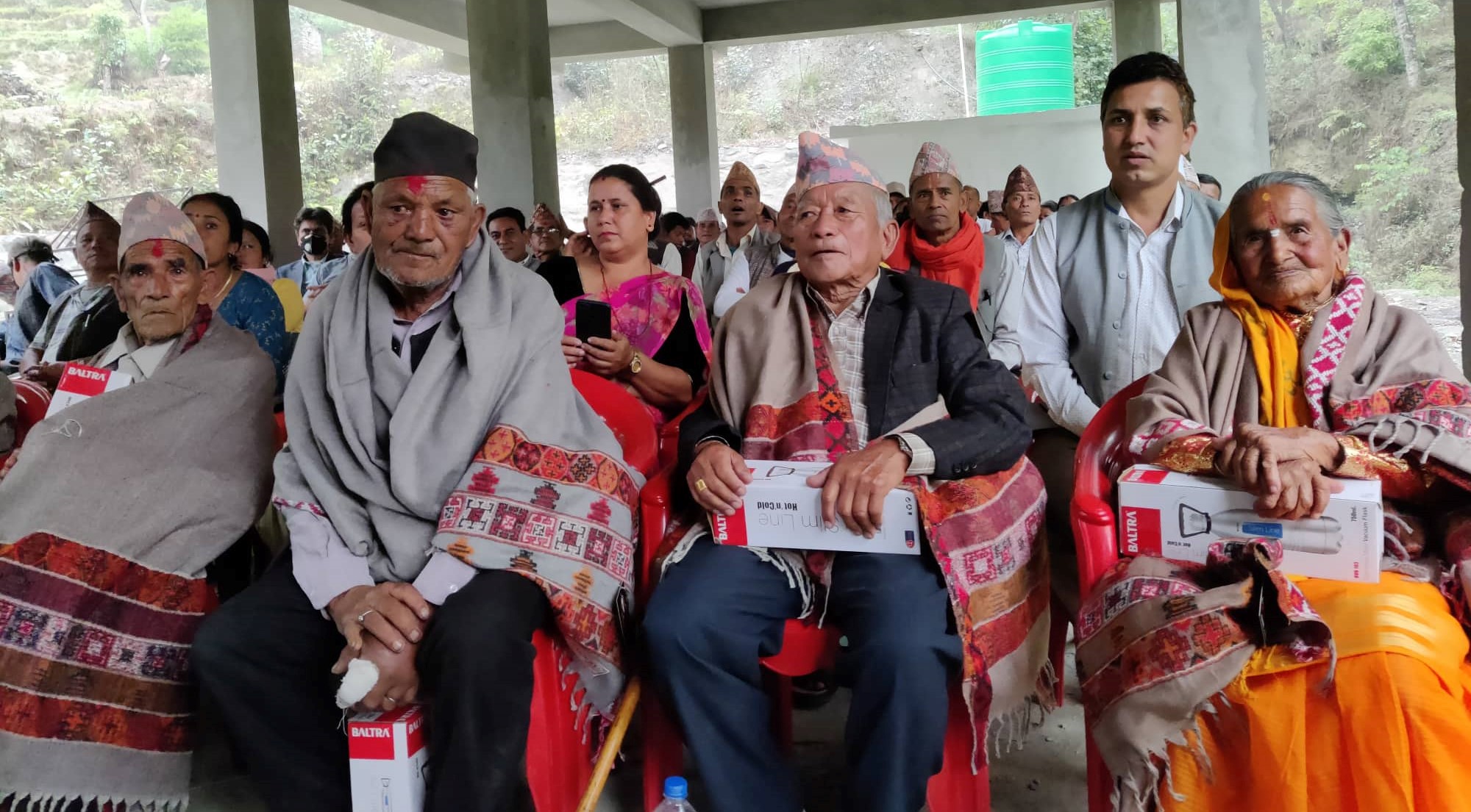 स्थापना दिवसमा एमाले काठेखोलाले गर्यो जेष्ठ नागरिकलाई सम्मान