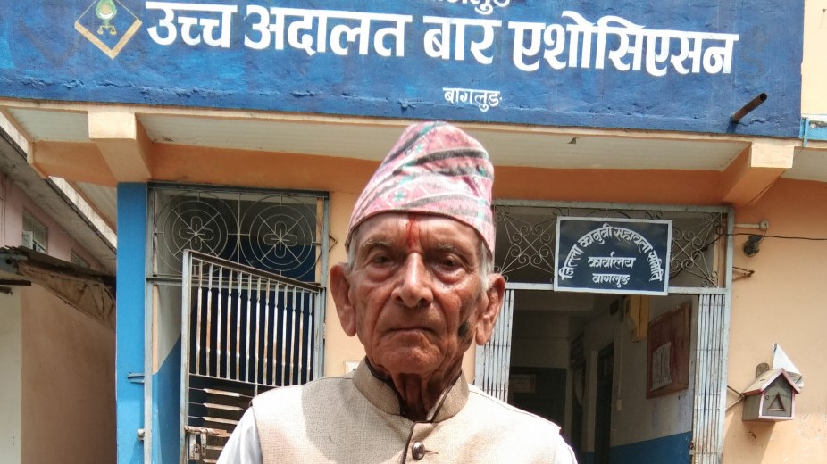 यी हुन् गुरुकुल शिक्षा पढेका बागलुङकै जेठा वकिल