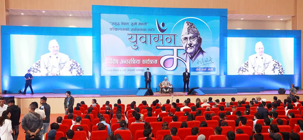 केपी ओलीलाई युवाको प्रश्न: मलाई टिकट दिनुहुन्छ कि ७ करोडको झोला बोक्ने व्यापारीलाई ?