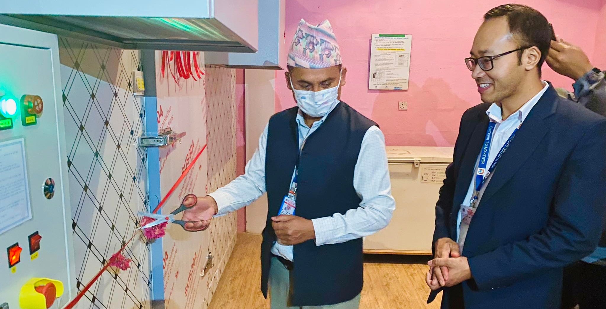 स्वास्थ्य कार्यालयमा खोप भण्डारण गर्न बागलुङमा ‘वाकिङ कुलर’ जडान