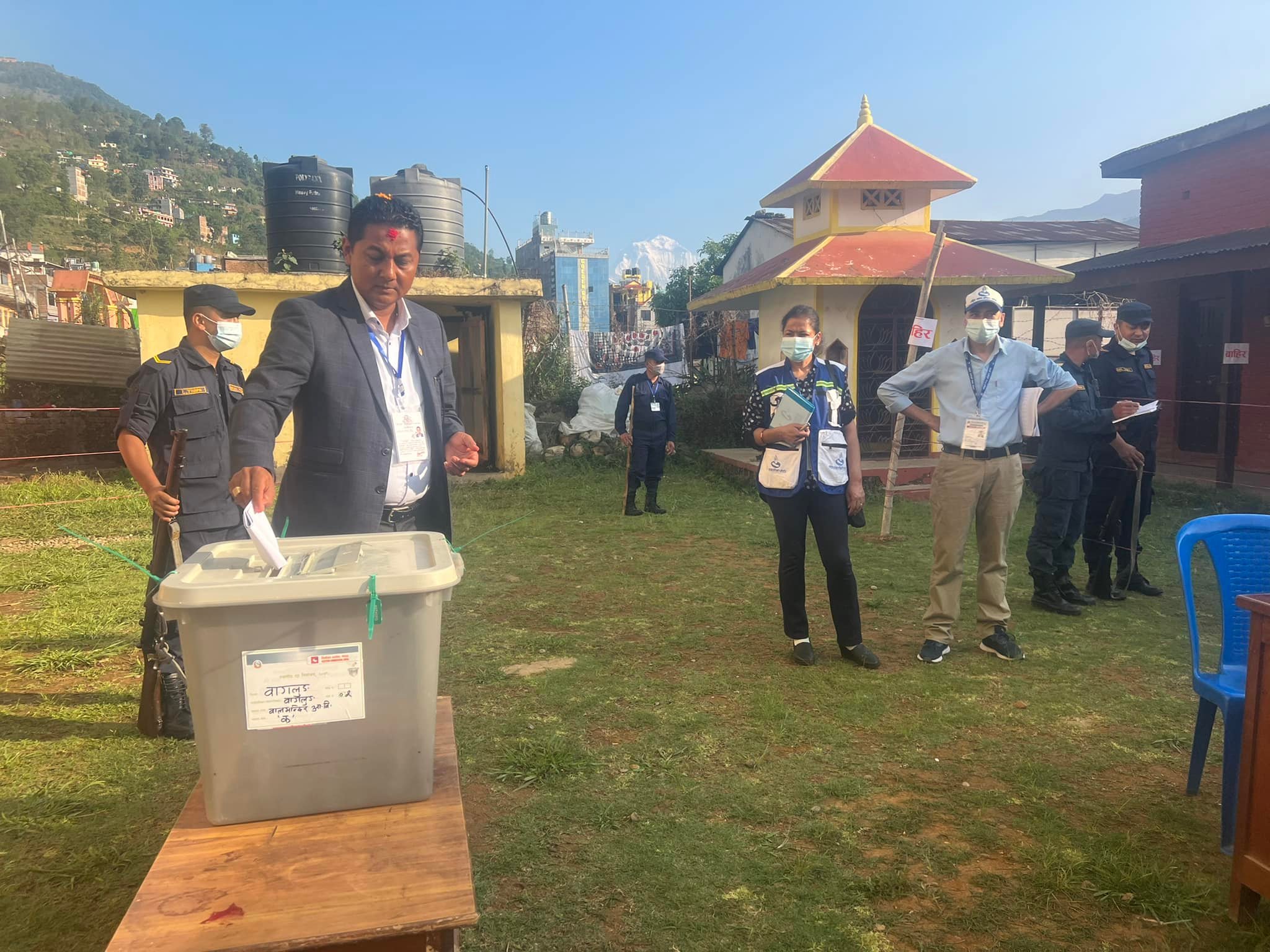 बागलुङमा ६५ प्रतिशत मतदान, चित्रबहादुरले मत हालेनन्