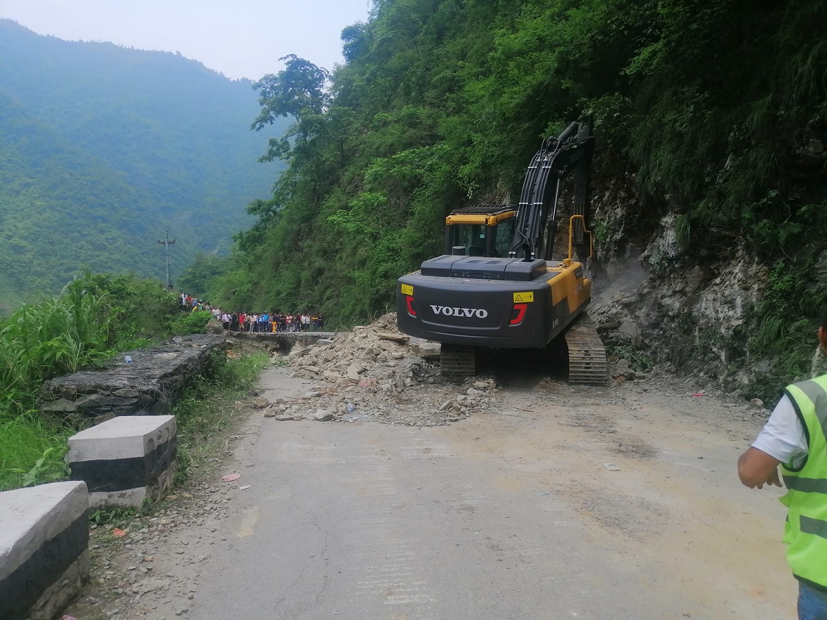मुग्लिन-आँबुखैरेनी सडक खण्ड एकतर्फी रुपमा सञ्‍चालन