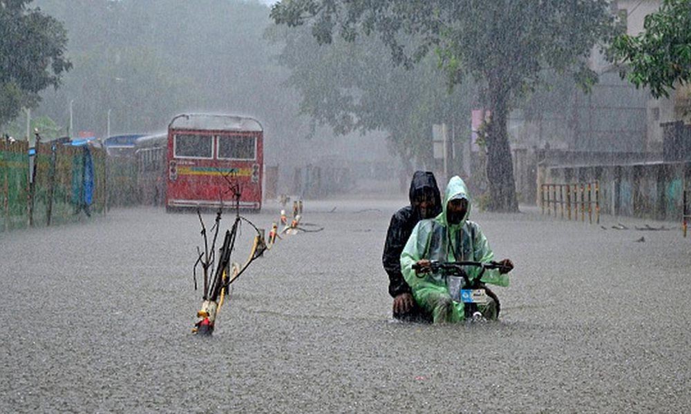 वर्षाले भारतको मुम्बई जलमग्न