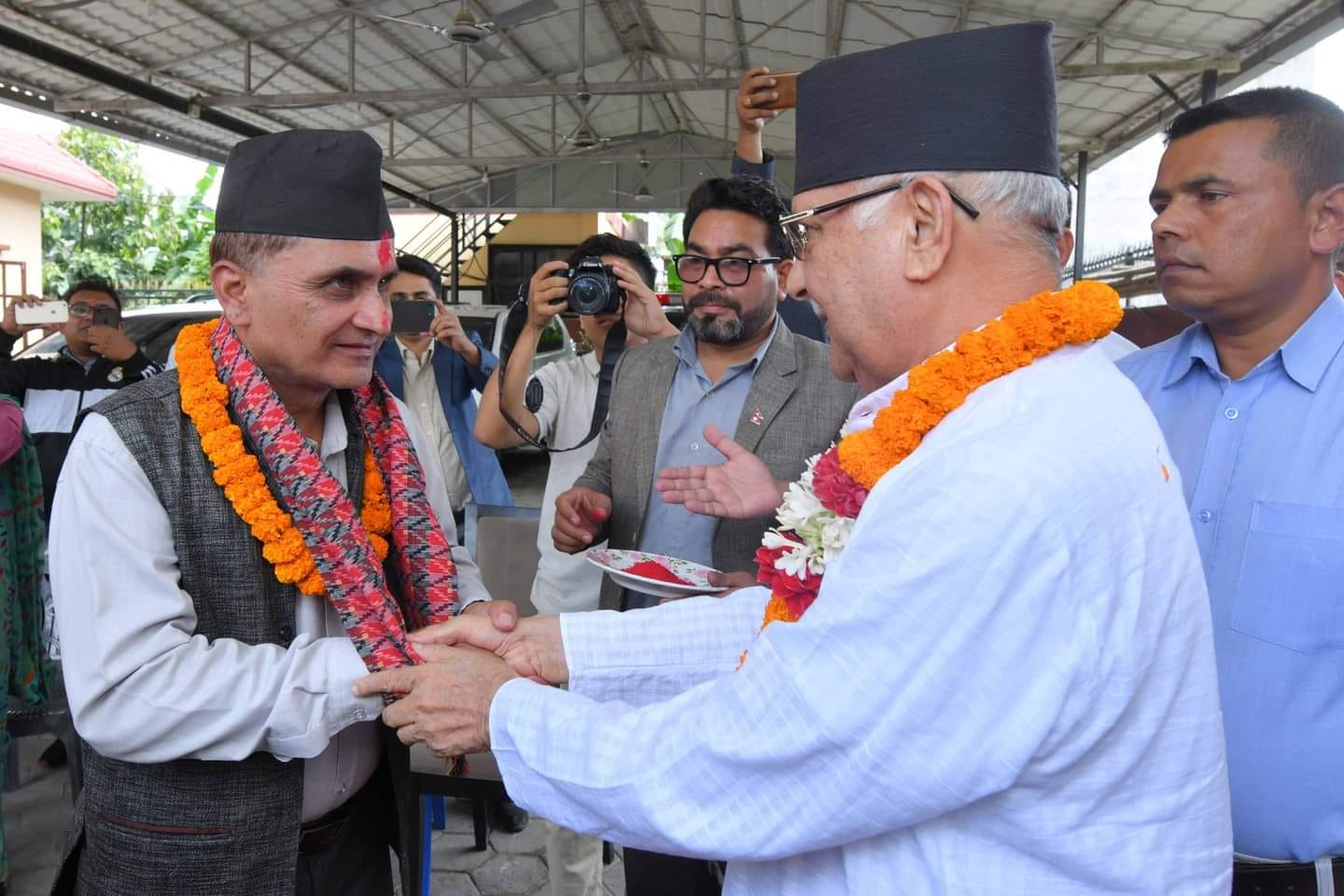 कांग्रेसका पौडेल, चालिसे र माओवादीका उप्रेतिसहित १७ जना एमालेमा प्रवेश