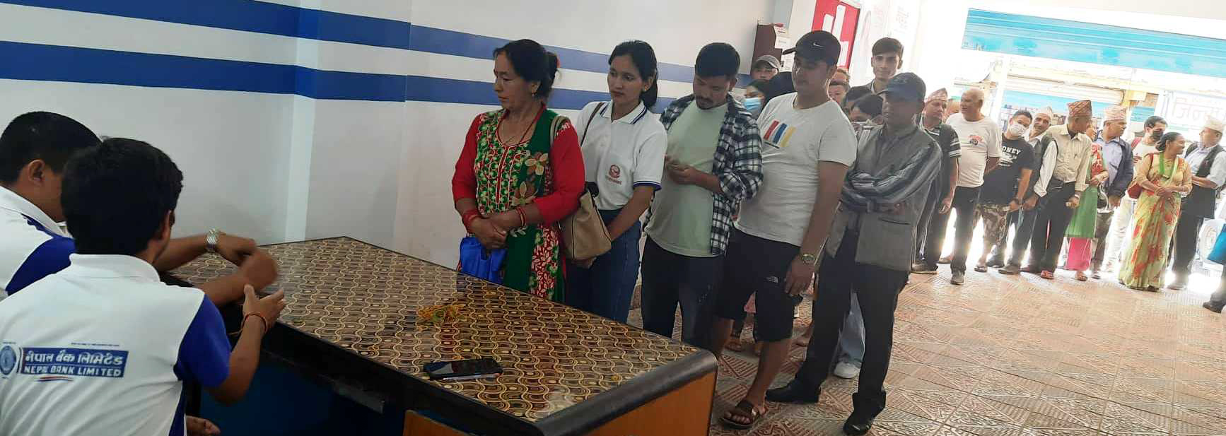 बैंक तथा वित्तिय संस्थामा नयाँ नोट साट्नेको भीड