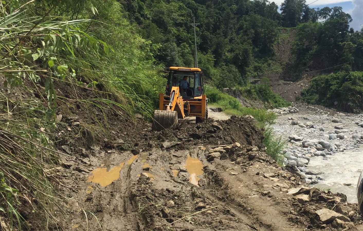 ग्रामीण सडक मर्मतमा जुटे स्थानीय सरकार