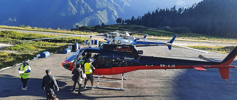 हाम्रो देशः गाडी चलाउन हेलिकोप्टरबाट इन्धन