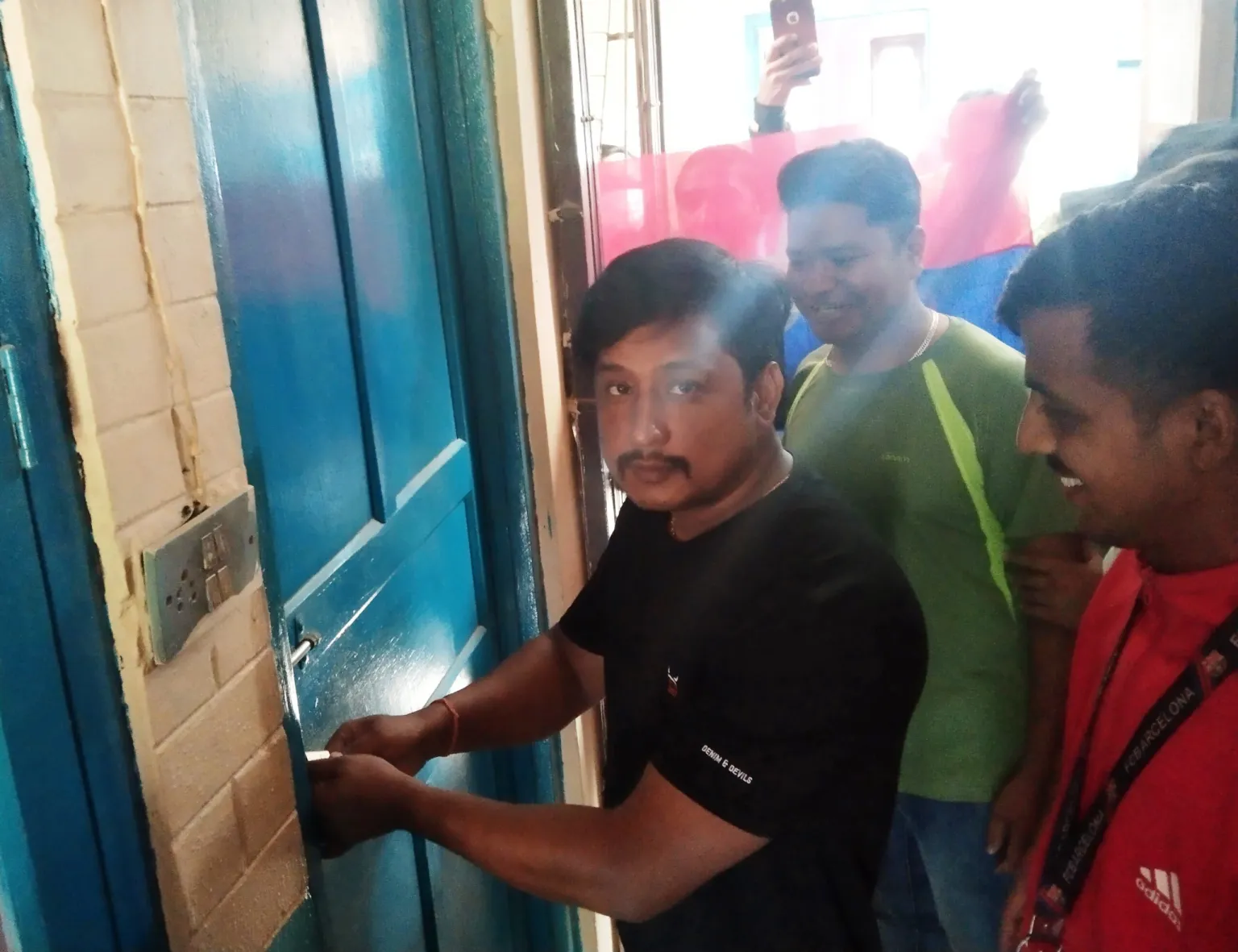 युवा संघले शुद्ध खानेपानी माग गर्दै बागलुङ नगर खानेपानीमा गर्यो तालाबन्दी