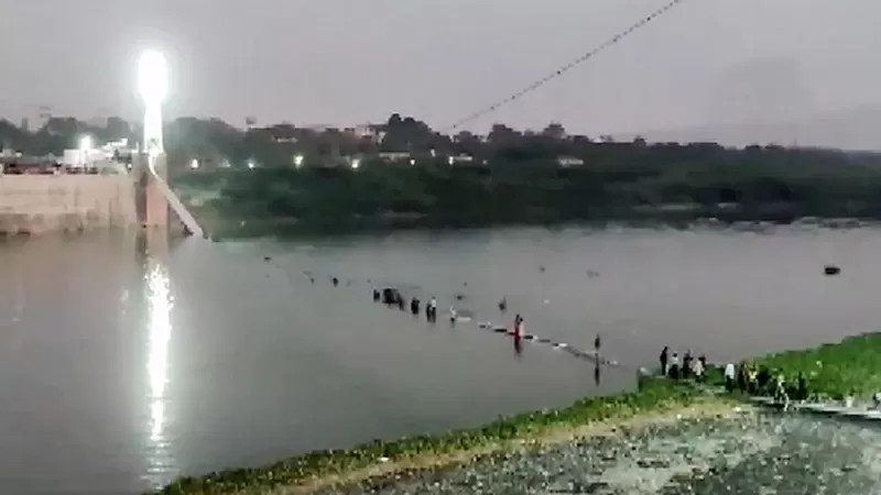 गुजरातमा पुल खस्दा १३० जनाको मृत्यु 
