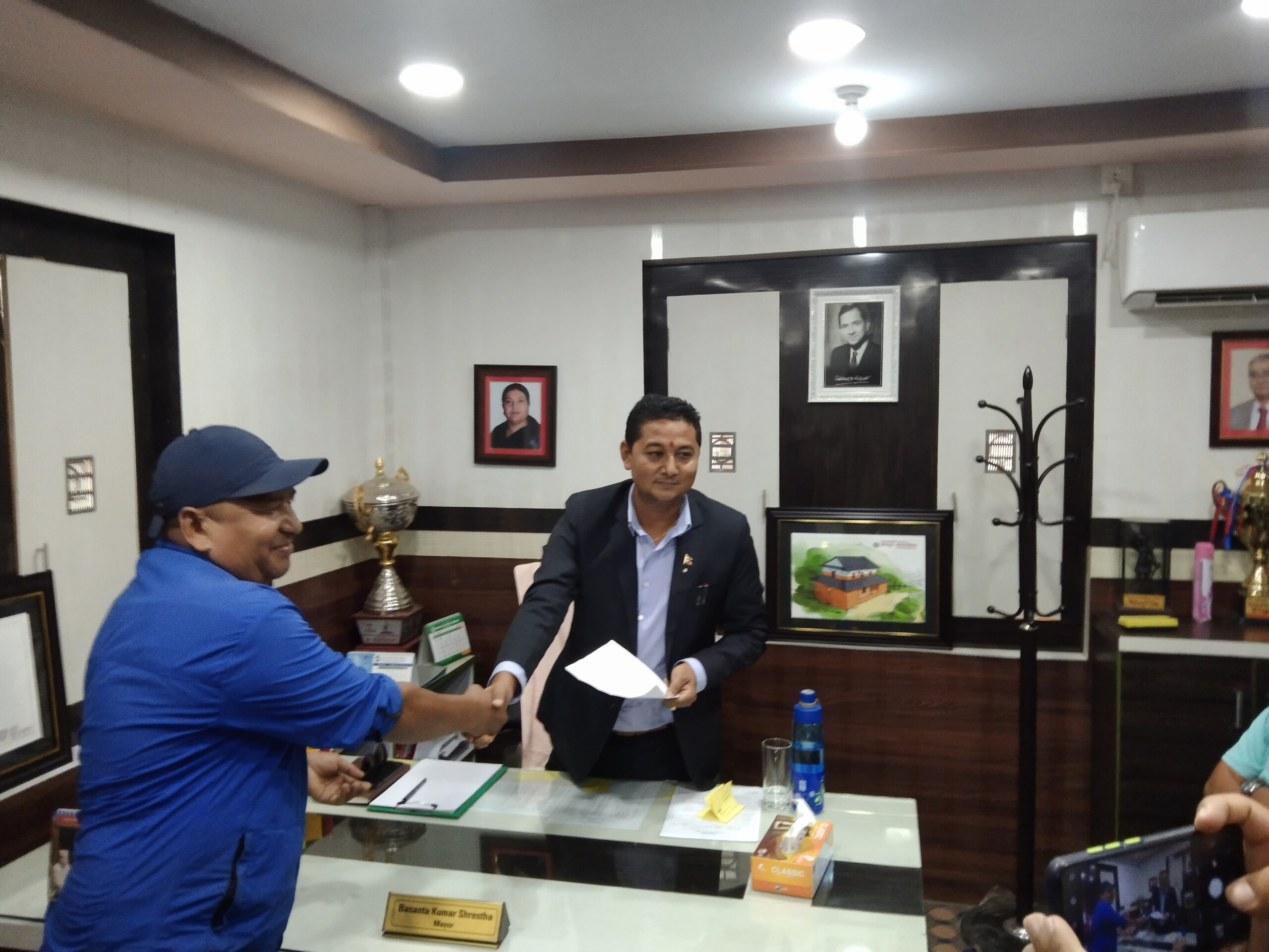 कृषिको भवन छोड्न नगरपालिकासमक्ष किसानको माग