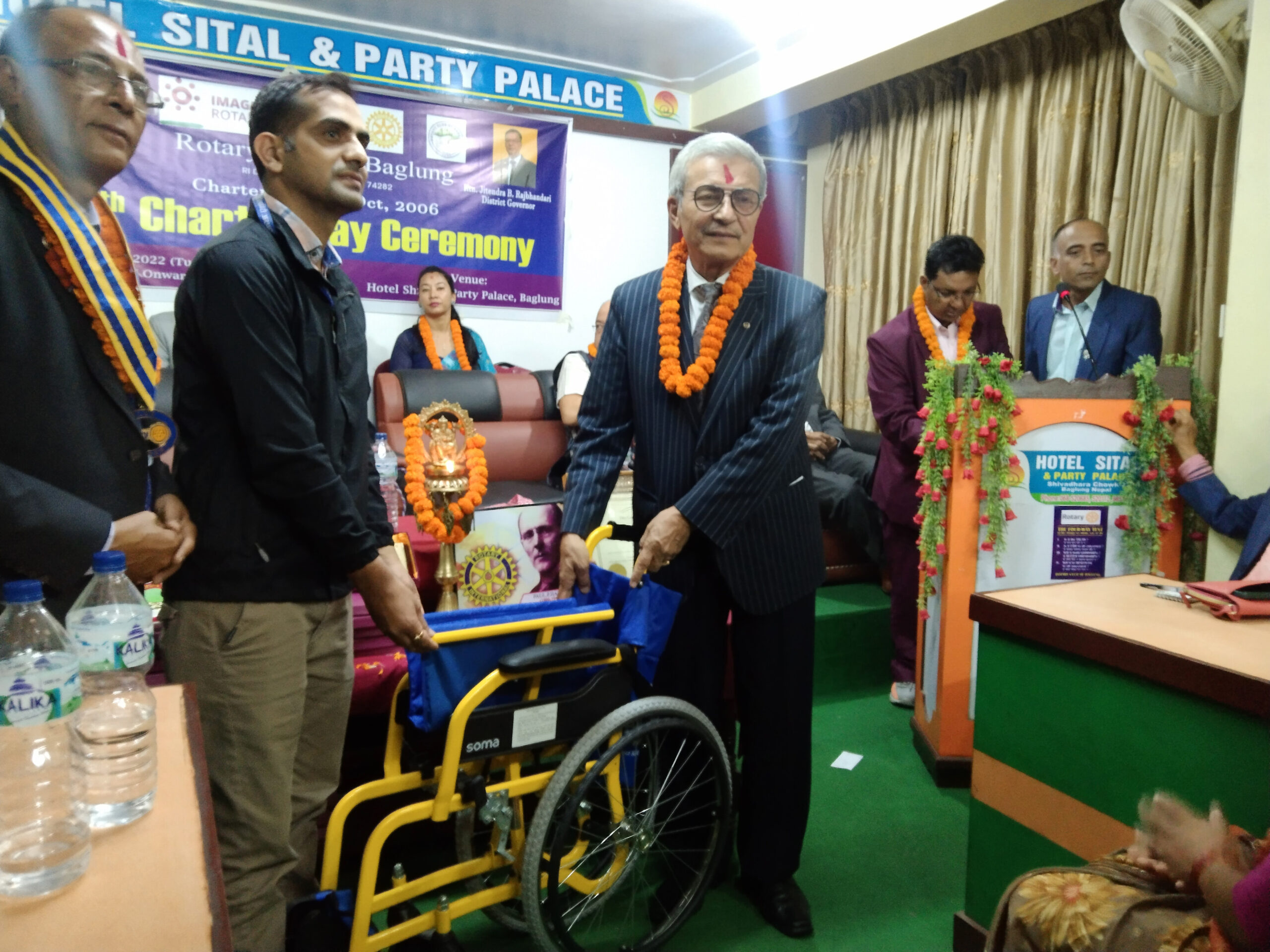 रोटरीले दियो अस्पताल र मन्दिरलाई ह्वील चियर