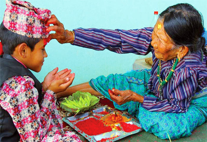दसैँको दोस्रो दिन पनि टीका र जमरा लगाउने क्रम जारी