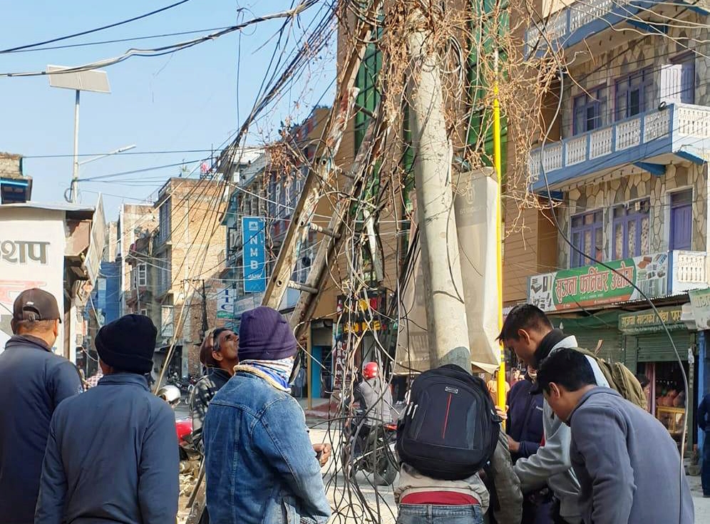 बजार क्षेत्रका अव्यवस्थित तार र पोल हटाईदै