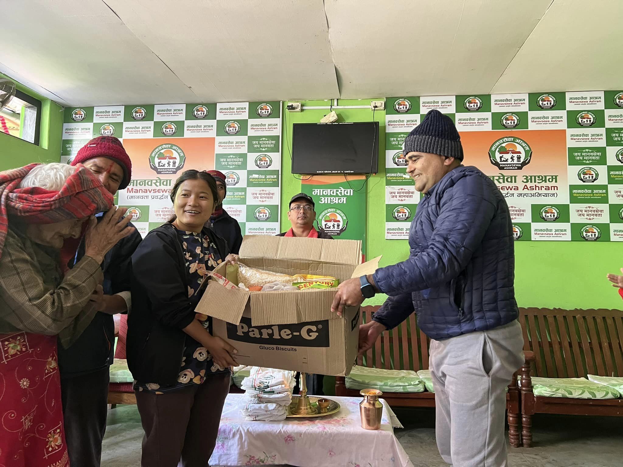 धौलागिरी एफएमको वार्षिकोत्सवमा मानव सेवा आश्रमलाई बिभिन्न सामाग्री सहयोग