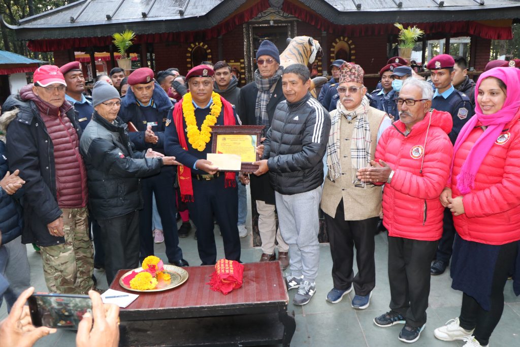 बागलुङका प्रहरी प्रमुख ज्ञवाली सम्मानित