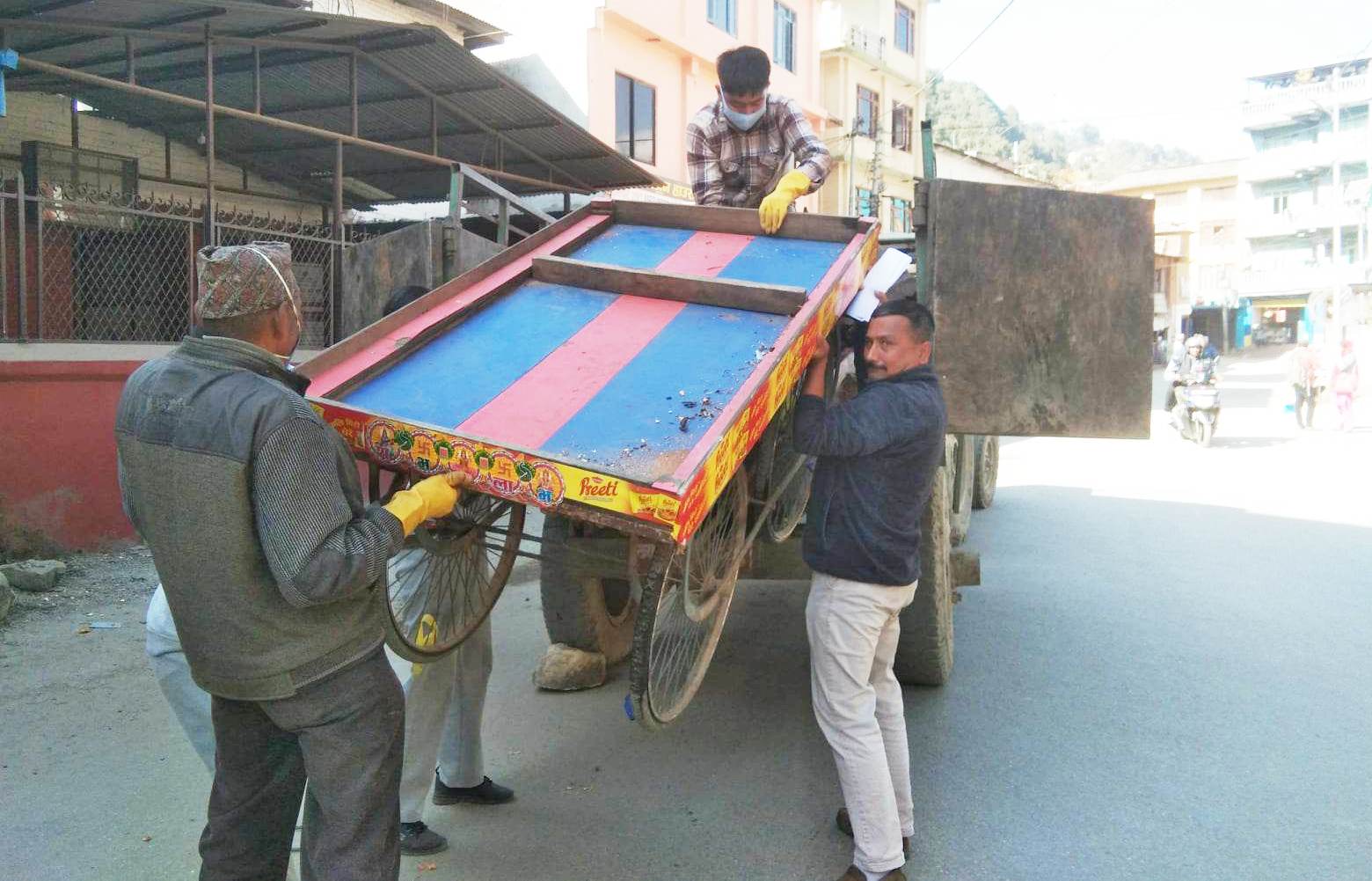 बागलुङ बजारक्षेत्रका अव्यवस्थित ठेलागाडा हटाउन सुरु