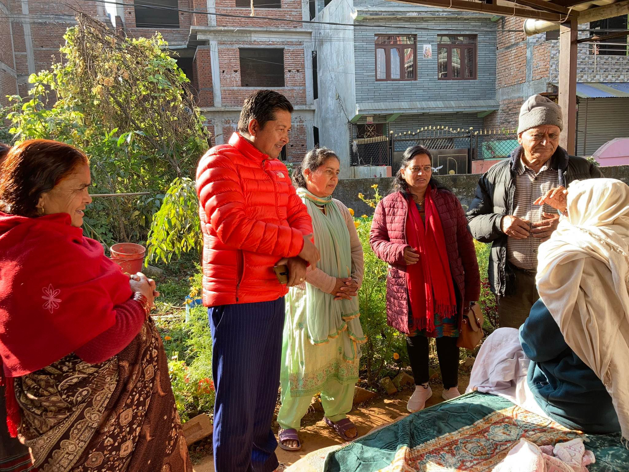 धन्यवाद दिन एमाले उम्मेदवार मतदाताको घरदैलोमा