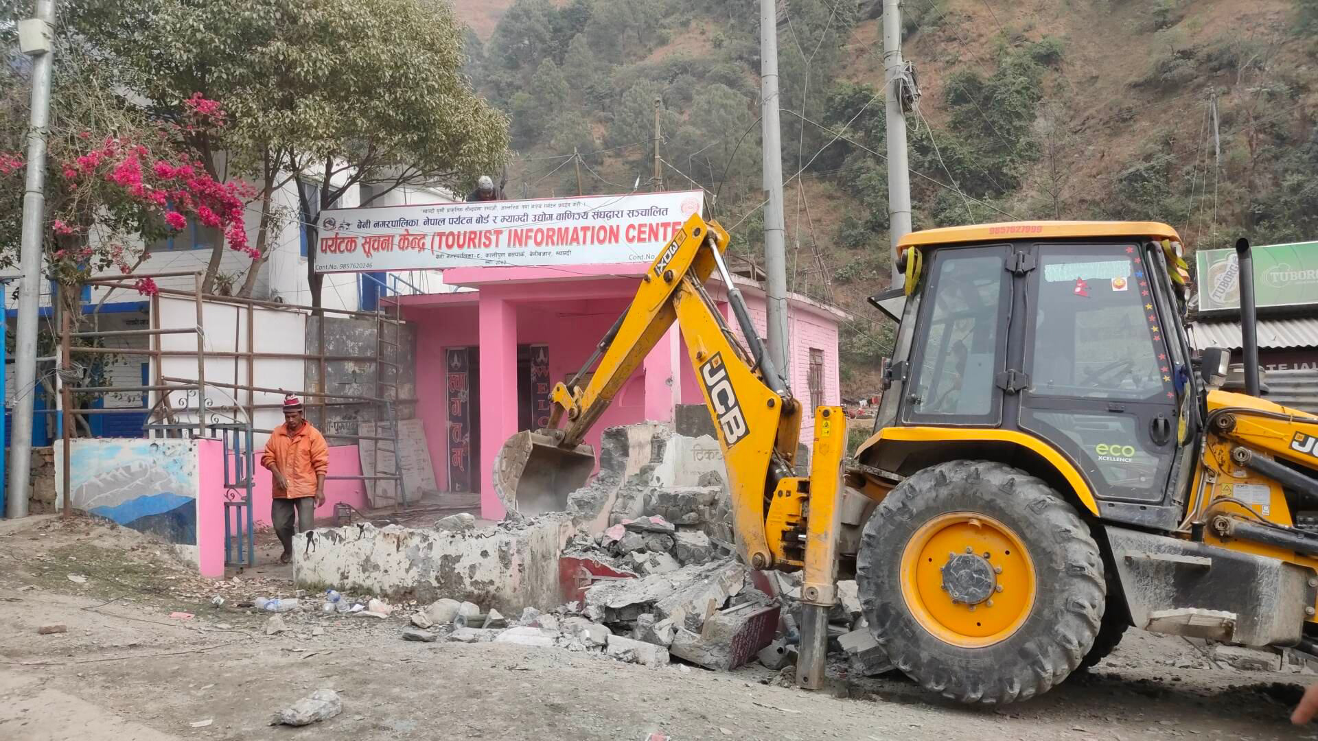 बसपार्कका अतिक्रमित संरचनामा डोजर