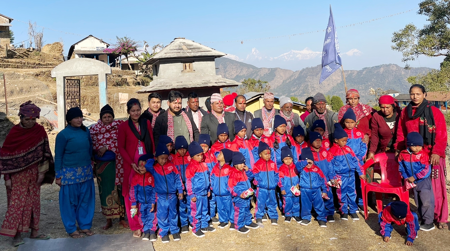 विपन्न र जेहेन्दार विद्यार्थीलाई पोशाक र खाद्यन्न