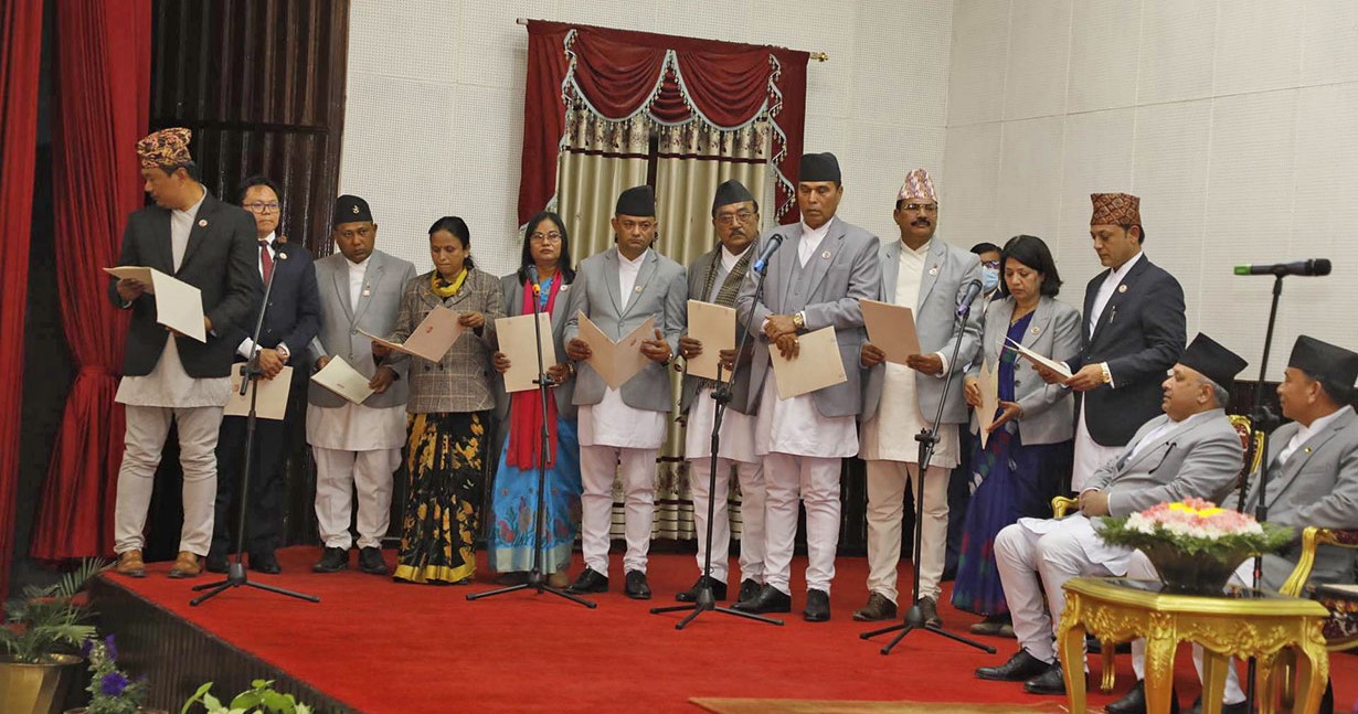 नवनियुक्त मन्त्रीहरूले लिए शपथ