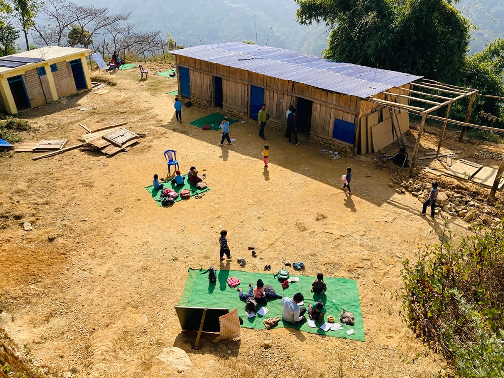 कक्षाकोठा अभावमा जैमिनीमा खुला आकाशमुनि पठनपाठन