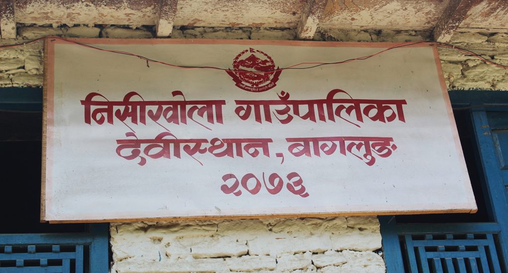 निसीखोलाका विपन्नको घरमा जस्तापाताको छानो