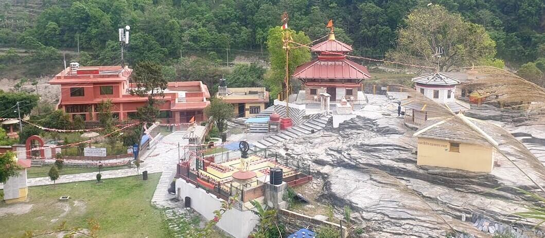 भेटीबाट सडक र गलेश्वर मन्दिर परिसरमा सडकबत्ती जडान