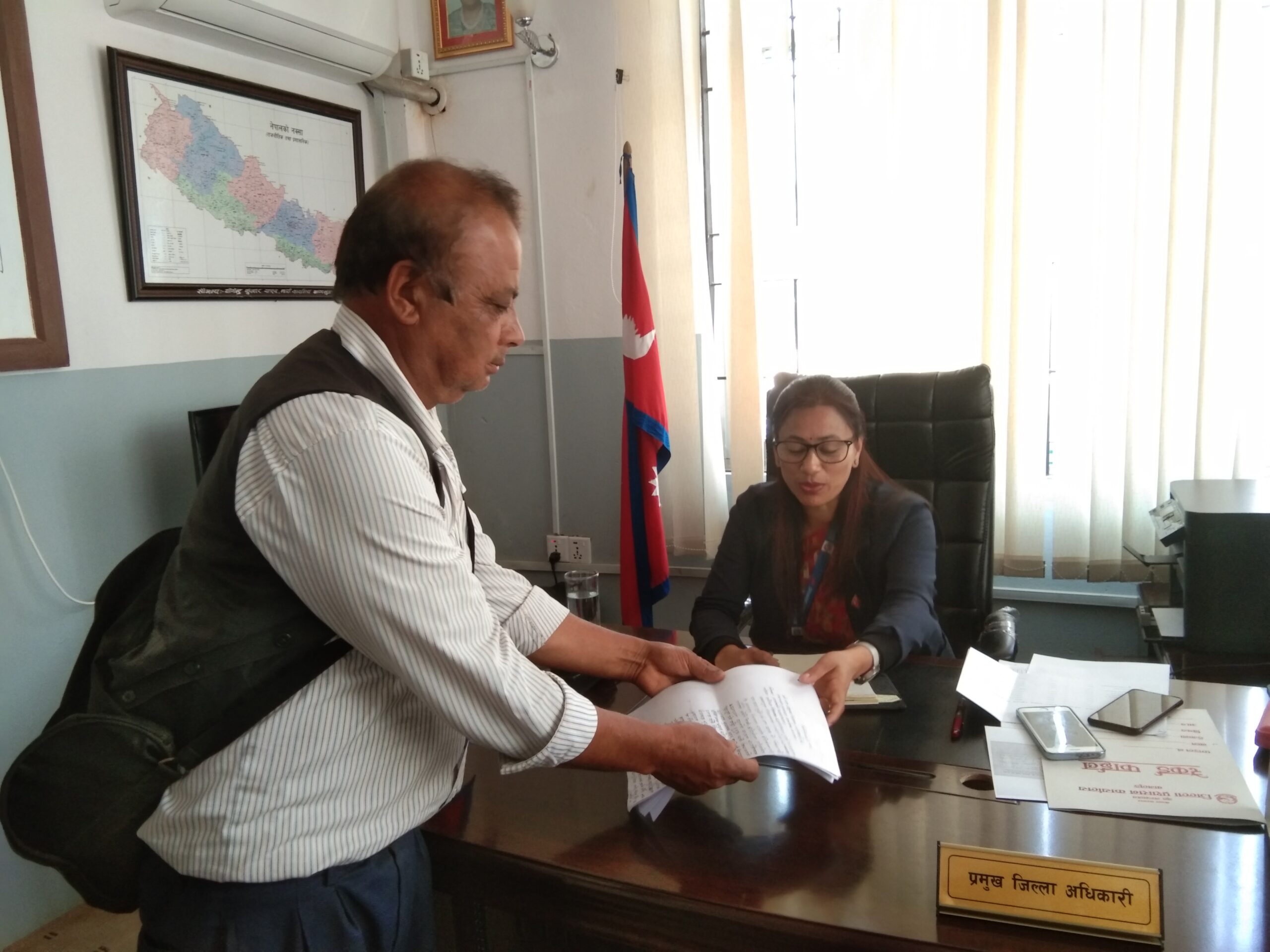मध्यपहाडी लोकमार्गको हिलो र धुलोले आजित बिहुँबासीले सिडिओ गुहारे