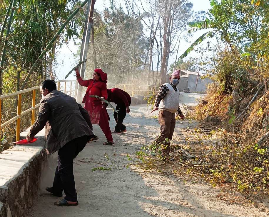 गौरीधाम मन्दिरमा कपडा तथा फेन्सी व्यवसायीको सरसफाई