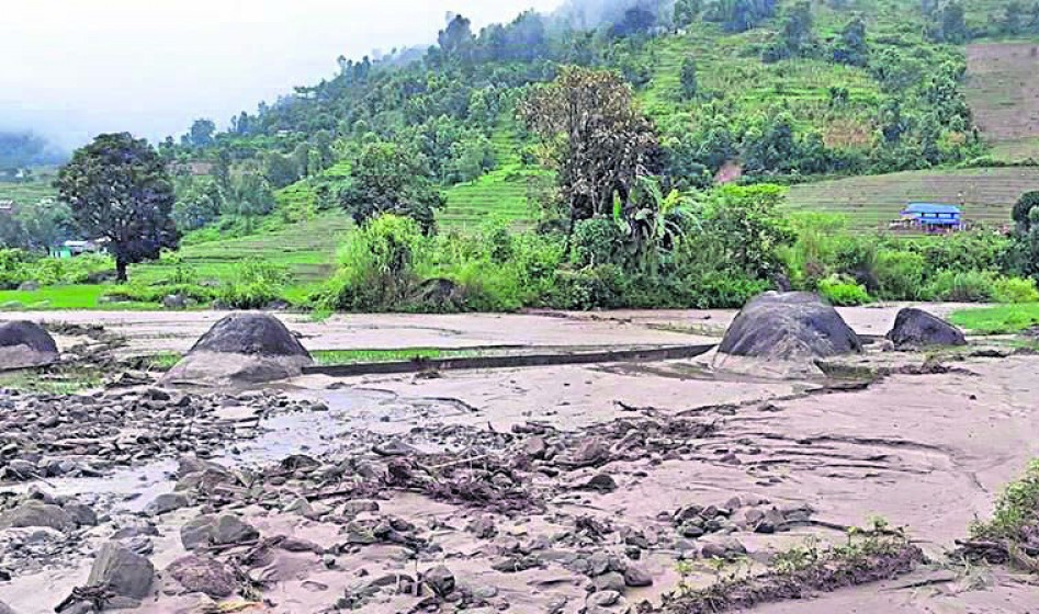 बाढीले बगरमा परिणत जमिनको कर तिर्दै बगरफाँटवासी