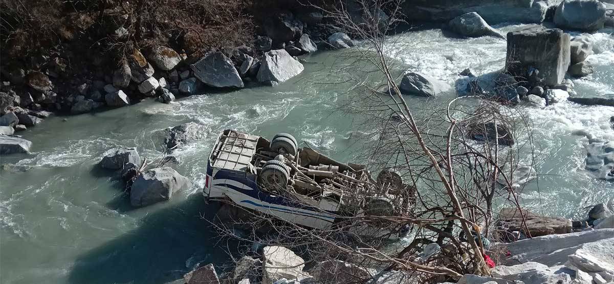 कालीगण्डकीमा बस खस्दा ४ जना गंभीर घाइते