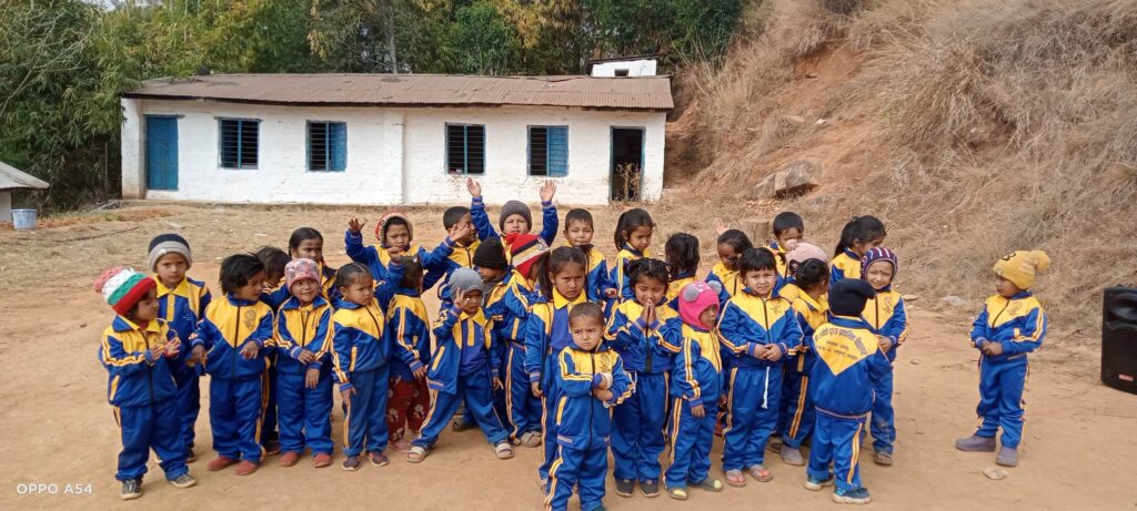 ज्योतीपुञ्जका बालबालिकालाई पोशाक र स्टेशनरी